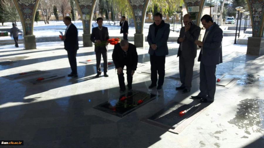 حضور دکتر مهرمحمدی در مزار شهدای گمنام ایلام 2