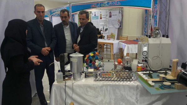 بازدید معاون پژوهش و فناوری دانشگاه فرهنگیان کشور از غرفه دانشگاه فرهنگیان ایلام