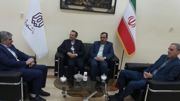 بازدید معاون پژوهش و فناوری دانشگاه فرهنگیان کشور از غرفه دانشگاه فرهنگیان ایلام