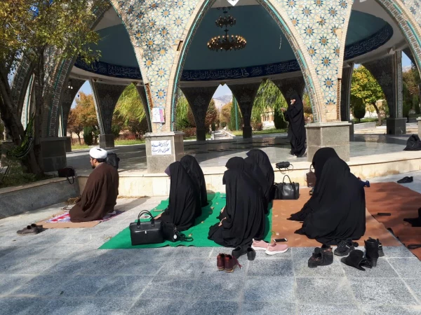 برگزاری نماز جماعت و سخنرانی به مناسبت بزرگداشت هفته قرآنی 