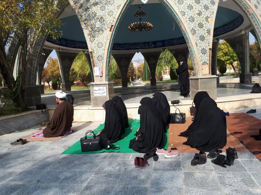 برگزاری نماز جماعت و سخنرانی به مناسبت بزرگداشت هفته قرآنی 