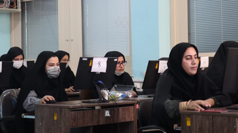 بازدید معاون آموزش متوسطه اداره کل آموزش و پرورش استان ایلام از محل برگزاری آزمون حضوری  ـ الکترونیکی مهارت آموزان سری پنجم نیروهای مشمول قانون تعیین تکلیف وزارت آموزش و پرورش و افراد جامانده از سنوات قبل در دانشگاه فرهنگیان استان ایلام  3