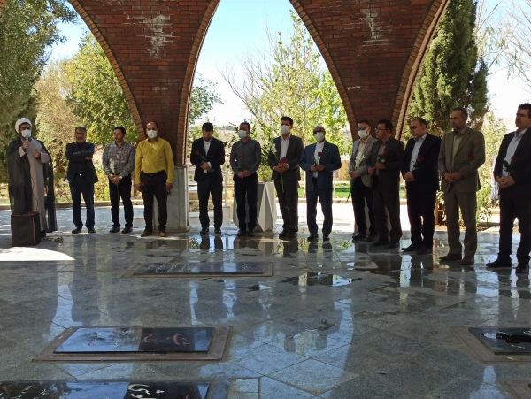 زیارت مزار شهدای گمنام توسط کارکنان و جمعی از دانشجویان دانشگاه فرهنگیان استان ایلام در هفته دفاع مقدس 3