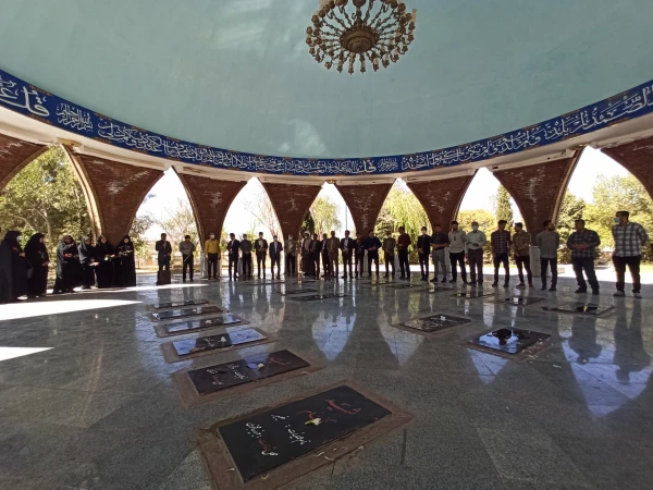 زیارت مزار شهدای گمنام توسط کارکنان و جمعی از دانشجویان دانشگاه فرهنگیان استان ایلام در هفته دفاع مقدس 5
