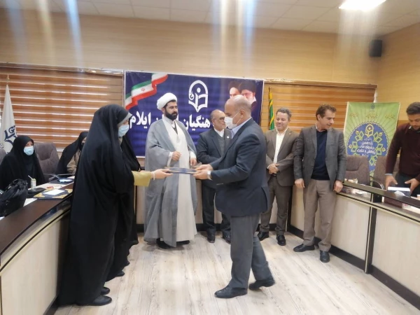 آیین گرامیداشت هفته پژوهش و تجلیل از پژوهشگران برگزیده استانی در دانشگاه فرهنگیان استان ایلام 5