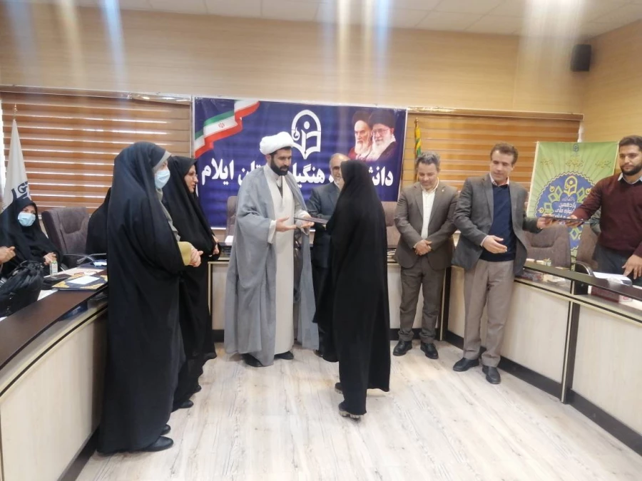 آیین گرامیداشت هفته پژوهش و تجلیل از پژوهشگران برگزیده استانی در دانشگاه فرهنگیان استان ایلام 10