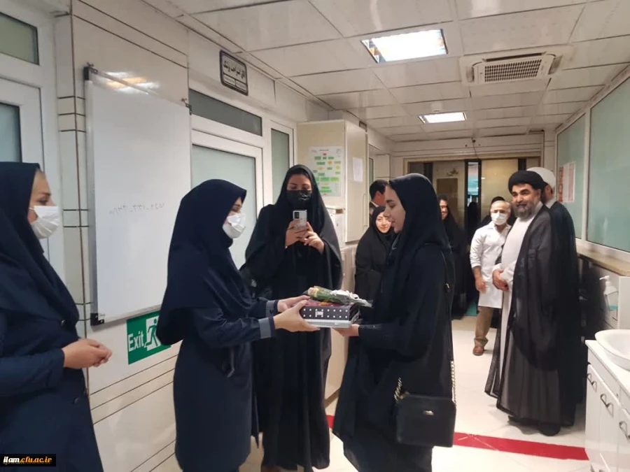 تجلیل از پرستاران بیمارستان طالقانی با اهدا گل و شیرینی توسط دانشجو معلمان پردیس امام جعفر صادق(ع)  2