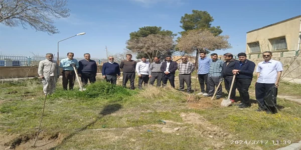 کاشت صد اصله نهال در پردیس شهید مدرس به مناسبت هفته درختکاری

 2