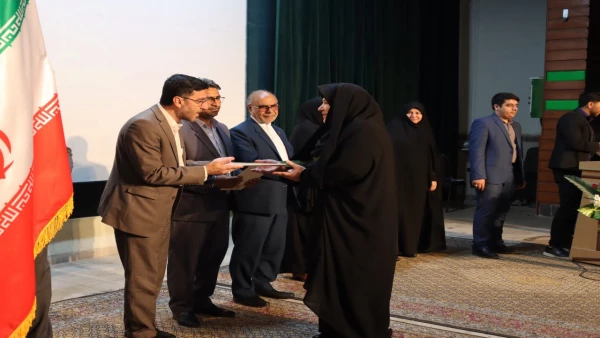 به مناسبت هفته معلم و دهه سرآمدی آموزش، مراسم بزرگداشت مقام استاد در دانشگاه فرهنگیان استان ایلام برگزار شد 5