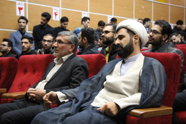 تبیین دستاوردهای انقلاب و امیدآفرینی رسالت بزرگ دانشجویان است. 10