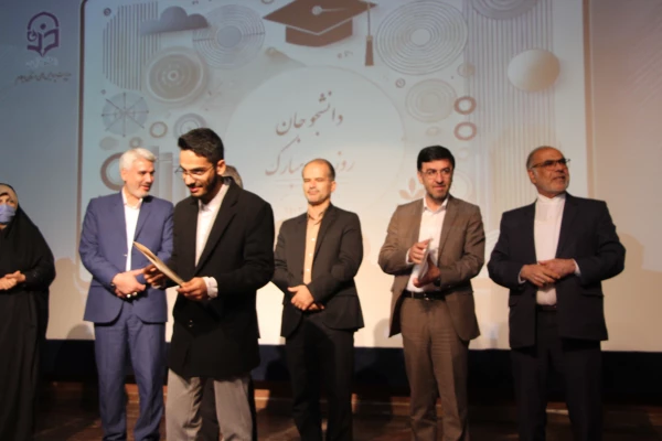 تبیین دستاوردهای انقلاب و امیدآفرینی رسالت بزرگ دانشجویان است. 11