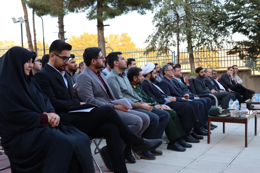 فرماندهی امامین انقلاب و حضور مردم در دو جنگ تحمیلی، باعث شکست دشمنان شد. 11